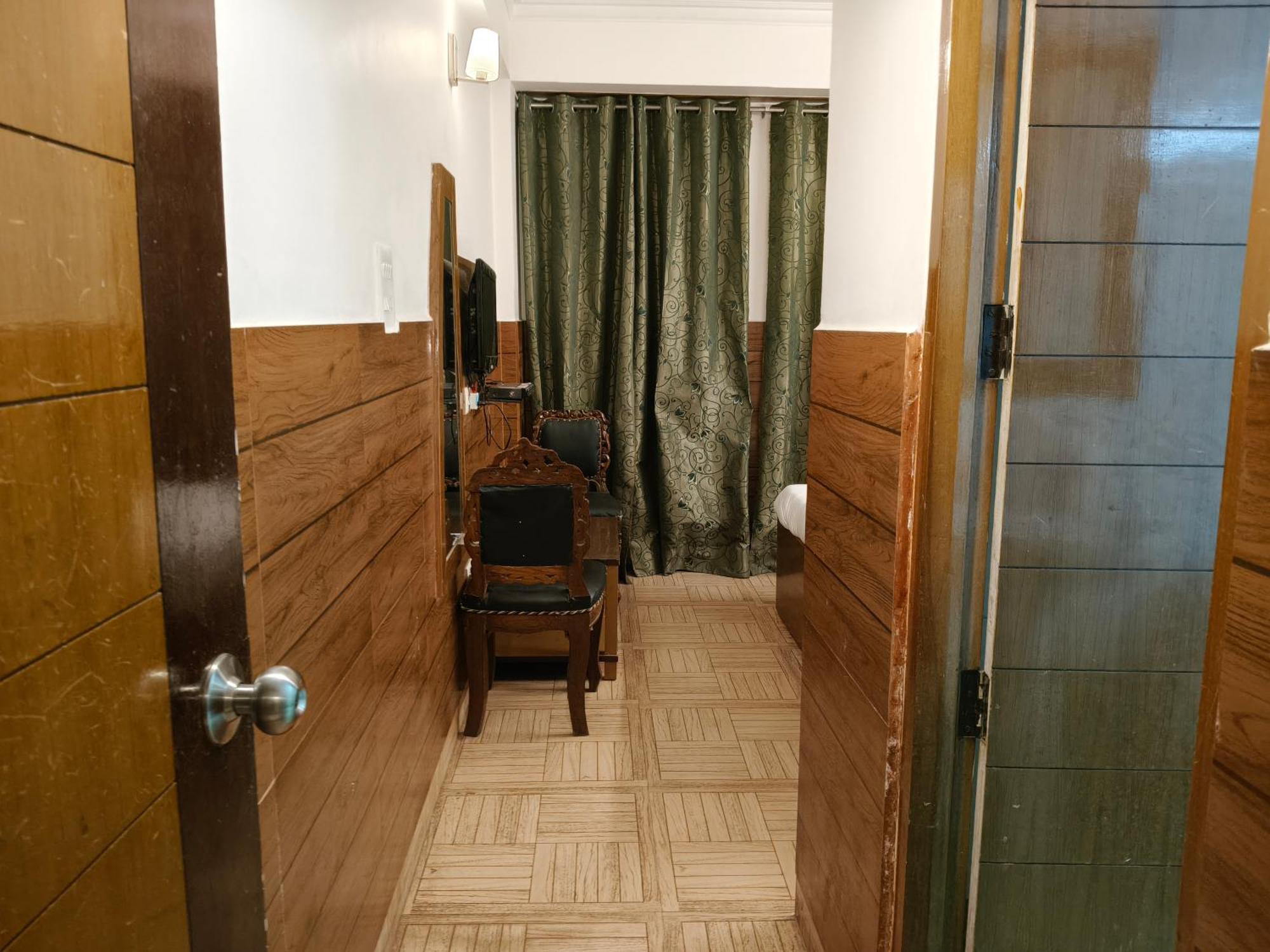 Hotel Kailash Residency Деградун Екстер'єр фото