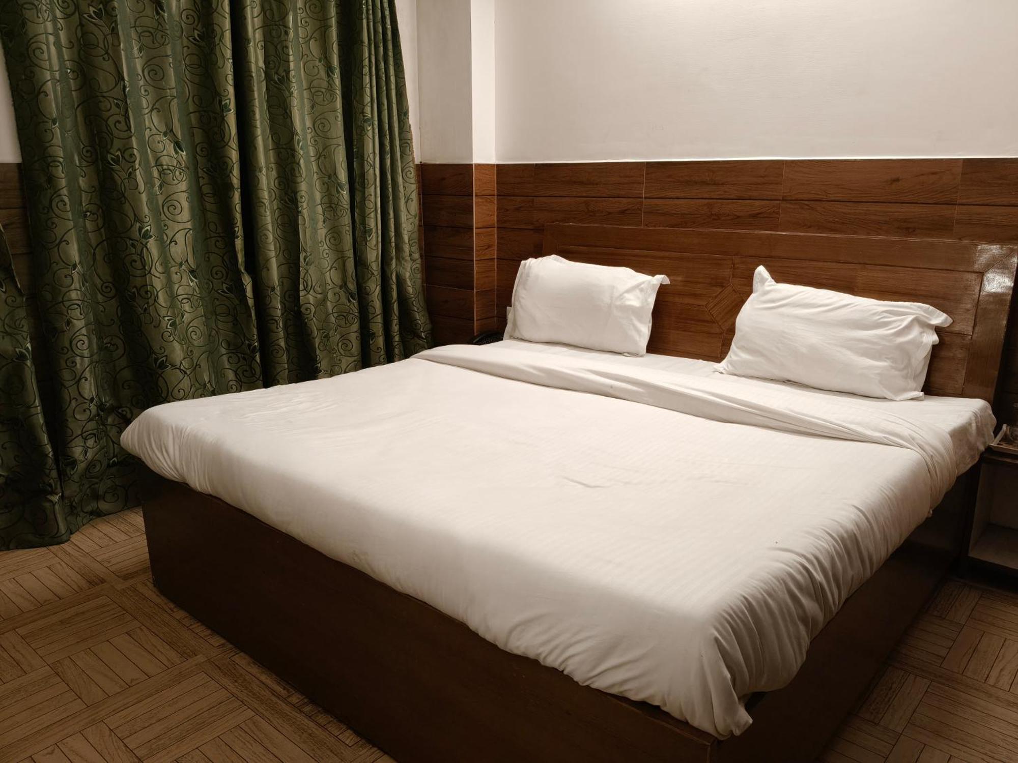 Hotel Kailash Residency Деградун Екстер'єр фото